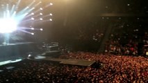 Le groupe Scorpions fait chanter la Marseillaise à son public lors d'un concert à Bercy