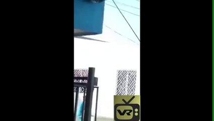 Une policière qui passe au travers d'un toit