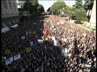 PD PARALAJMERON PROTESTA KUNDER RAMES,  RISTANI AKUZON QEVERINE PER ÇMIMIN E DRITAVE LAJM