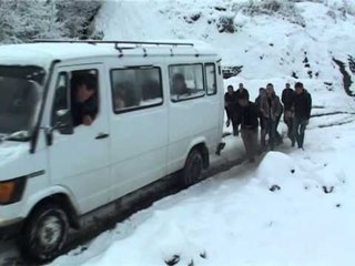 PROBLEME ME RRUGET POR MEGJITHE DEBOREN E MADHE ASNJE NUK ESHTE E BLLOKUAR LAJM