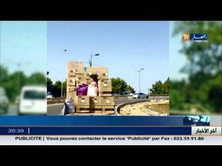 سائق متهور ينقل طفلة في شاحنة و سط البضائع