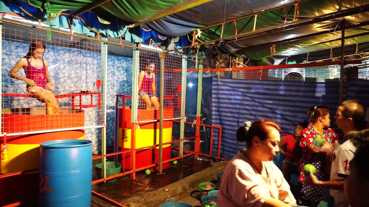 Cette thaïlandaise n'arrete pas de tomber dans l'eau... Jeu de tir hilarant!