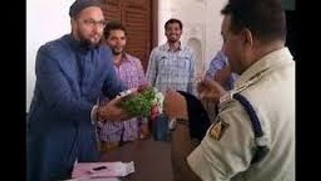 Asaduddin Owaisi Munna Bhai Style With Police Giving Flowers
