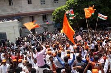 Akbaruddin Owaisi Stopped By Shiv Sena Workers in Mumbai