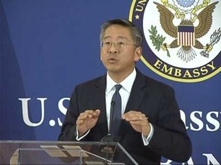 AMBASADORI DONALD LU NE TIRANE KRAH PER KRAH NE LUFTEN KUNDER  TERRORIZMIT LAJM