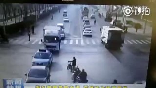 LiveLeak - Bizarre accident with vehicle tail left in air by unknown force