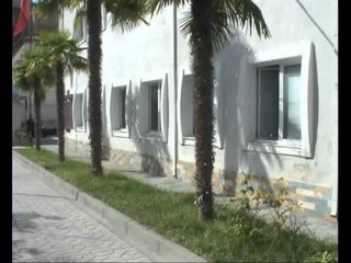 “BLUTE” E VLORES PARANDALUAN NJE VRASJE PRANGOSIN DY PERSONA TE ARMATOSUR LAJM