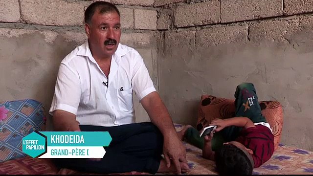 Un enfant pleure pour voir une vidéo de décapitation