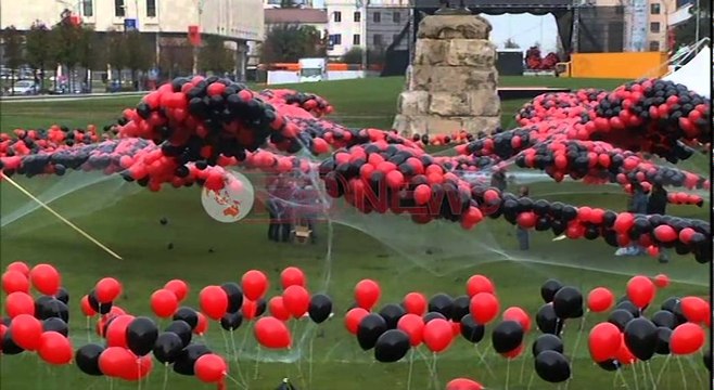Gëzuar 28 Nëntorin nga sheshi Skënderbej ku bëhet gati për ngritjen e Flamurit - Ora News