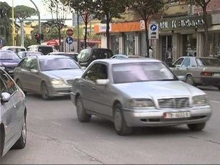 PD KERKON NGA QEVERIA SHFUQIZIMIN E DISA TAKSAVE PER TE ULUR ÇMIMIN E NAFTES LAJM