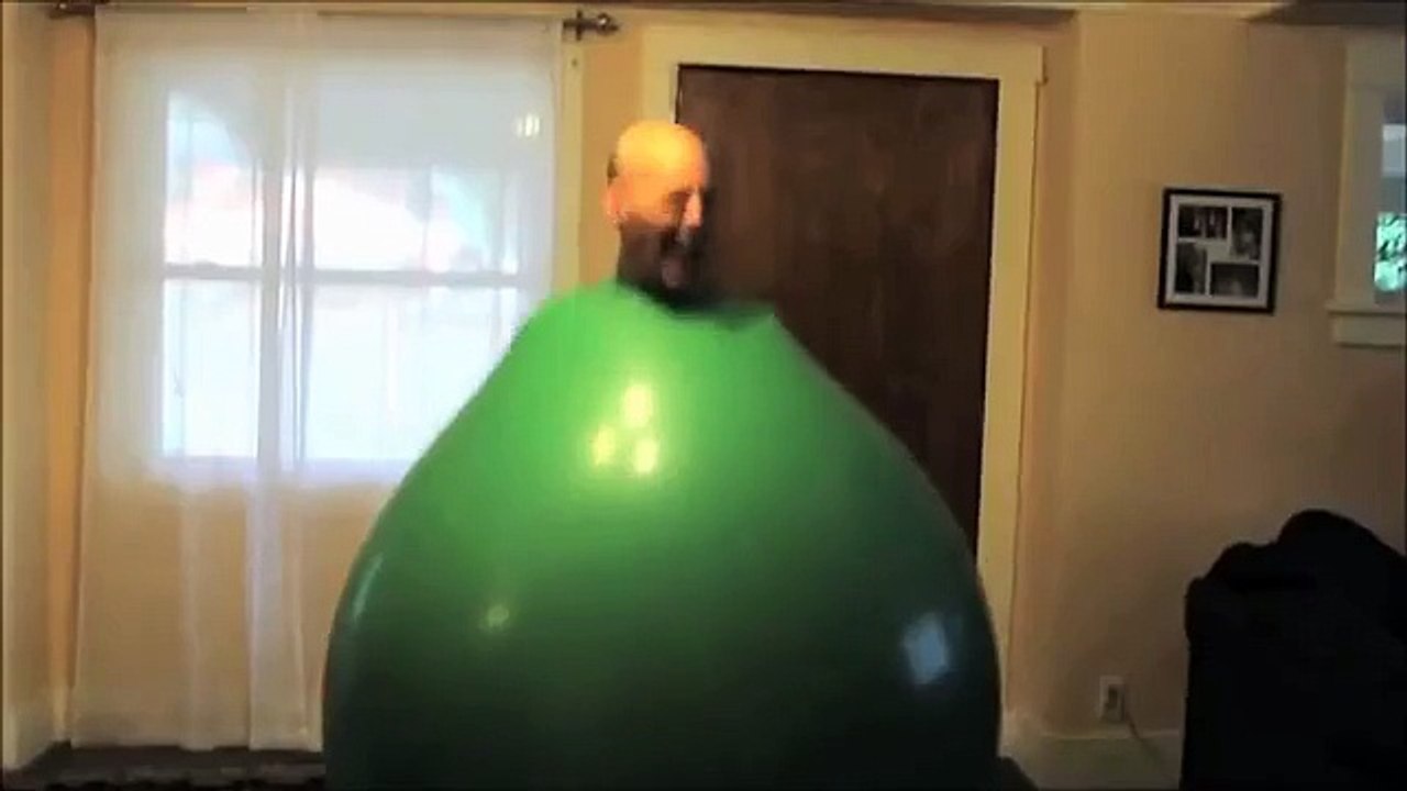 Un homme ballon danse sur de la musique house