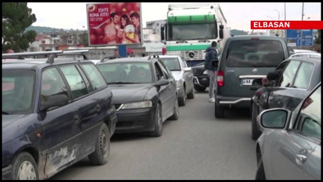 PROTESTA E OPOZITES SHTRIHET EDHE NE RRETHE