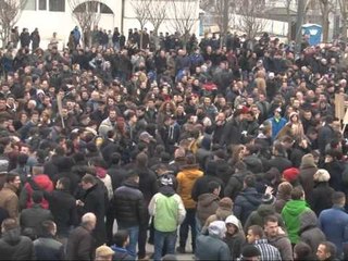 PRISHTINA PERFSHIHET NGA KAOSI,PROTESTUESIT PERPLASEN ME POLICINE,MBI 70 TE PLAGOSUR LAJM