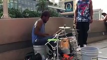 Un batteur de rue vraiment talentueux