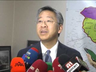 AMBASADORI I SHBA DONALD LU VIZITE NE ELBASAN,NJIHET ME PROBLEMET E QYTETIT LAJM