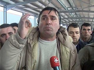 TREGETARET PROTESTOJNE NE TREGUN E FRUTA PERIMEVE KUNDER QIRASE SE AMBJENTEVE LAJM