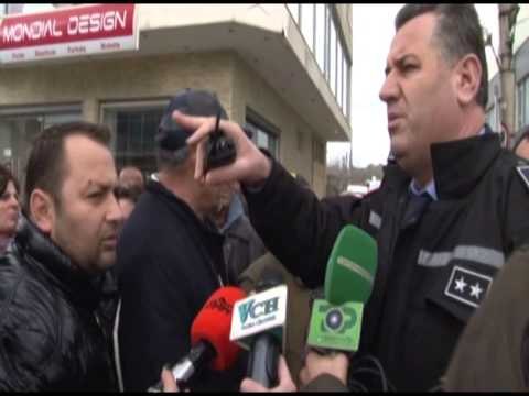 VAZHDON PROTESTA E BANOREVE TE QYTETIT TE VLORES QE PREKEN NGA NDERTIMI I RRUGES LAJM