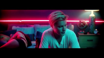 JUSTIN BIEBER SMOKING & DRINKING ON STAGE