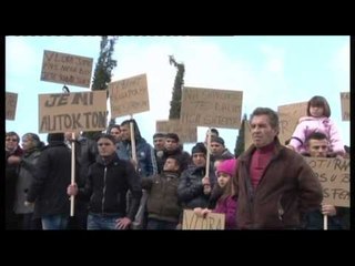 PROTESTA NE VLORE KUNDER PRISHJES SE SHTEPIVE