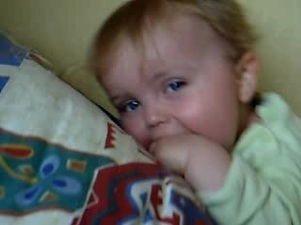 On s amuse bien sur le lit de papa et ma