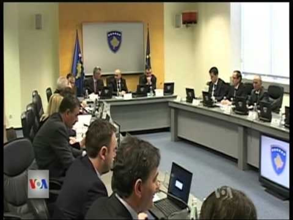 GRUPE TE RINJSH PROTESTOJNE NE PRISHTINE MEGJITHE VENDIMIN E OPOZITES LAJM