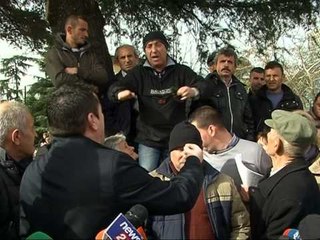 BANORET E LAGJES “KUSHTRIMI” NE VLORE PROTESTOJNE PERPARA PARLAMENTIT LAJM