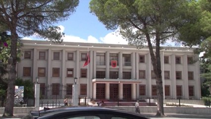 TE HENEN ZHITI PERBALLE KOMISIONIT TE JASHTEM