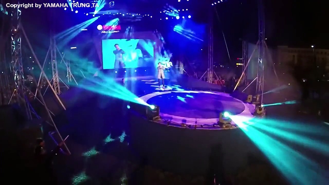 Cơn mưa ngang qua (Sơn Tùng M-TP) - Yamaha Rev Tour ▶