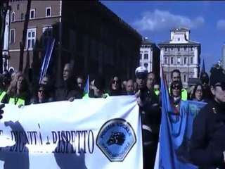 10 MIJE POLICE ITALIANE PROTESTOJNE NE ROME PER RROGA ME TE LARTA E KUSHTE ME TE MIRA LAJM