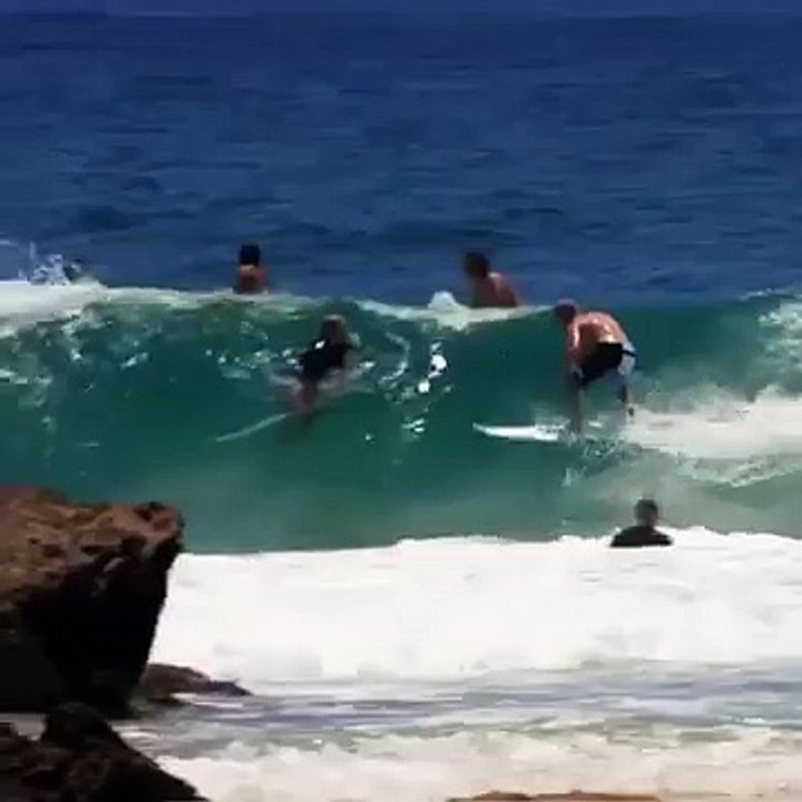 Un surfer utilise un homme comme planche
