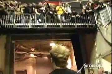 Le chanteur du groupe Metallica offre sa guitare à un fan