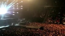 Le groupe Scorpions fait chanter la Marseillaise à son public (Bercy)