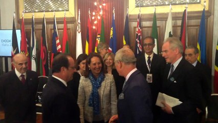 Le baise-main du prince Charles à Ségolène Royal