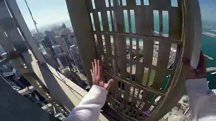 Il fait du freerun sans sécurité sur le bord d'un building de 307m à Dubaï