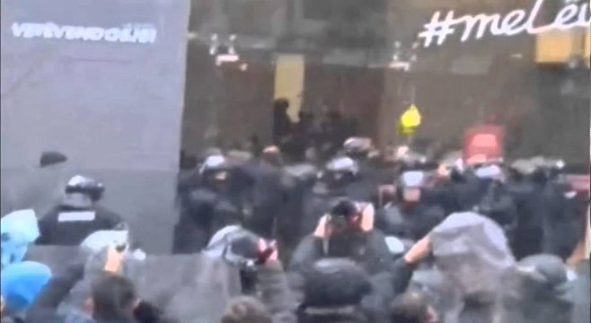 Policia e Kosovës hyn brenda në selinë e Vetëvendosjes- Ora News- Lajmi i fundit-