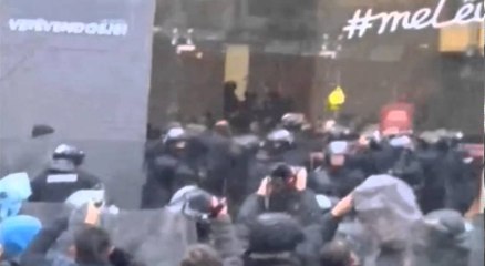 Policia e Kosovës hyn brenda në selinë e Vetëvendosjes- Ora News- Lajmi i fundit-
