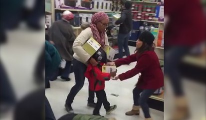 Black Friday : Une cliente arrache le jouet d'un enfant