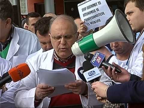 MJEKE DHE INFERMIERE NE PROTESTE DUKE KUNDERSHTUAR SERISH TESTIMIN E MINISTRISE LAJM