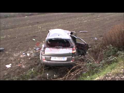 Kamioni përplaset me veturën, vdes 14 vjeçarja- Ora News- Lajmi i fundit-