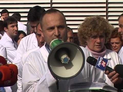 PERSHKALLEZOHET PROTESTA E INFERMIEREVE DHE MJEKEVE,KERKOHET DOREHEQJA E MINISTRIT BEQAJ LAJM