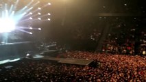 Le groupe Scorpions fait chanter La Marseillaise au public