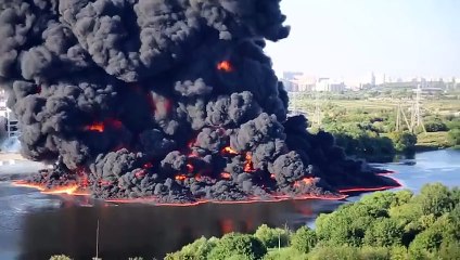 Jab Pani k neche oil pipeline burst huti hy tw kia huta hy