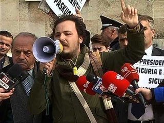 QYTETARET SERISH PROTESTE PARA KRYEMINISTRISE KUNDER NDERTIMEVE TEK LIQENI LAJM