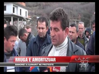 Descargar video: Rruga e amortizuar, banorët e Gjinarit në protestë - News, Lajme - Vizion Plus