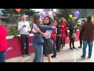 “Përqafime falas” kundër çdo paragjykimi - Top Channel Albania - News - Lajme