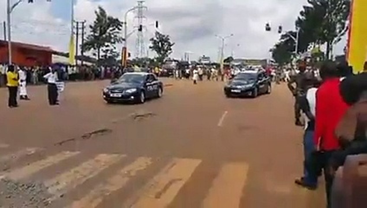 Watch this poor road Pope Francis used in Kampala. Museveni needs to retire!