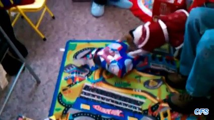 O que está dentro presentes de Natal engraçado abertas do cão