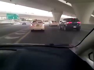 Corridas de camelo Road. Camelo engraçado é executado em rodovia
