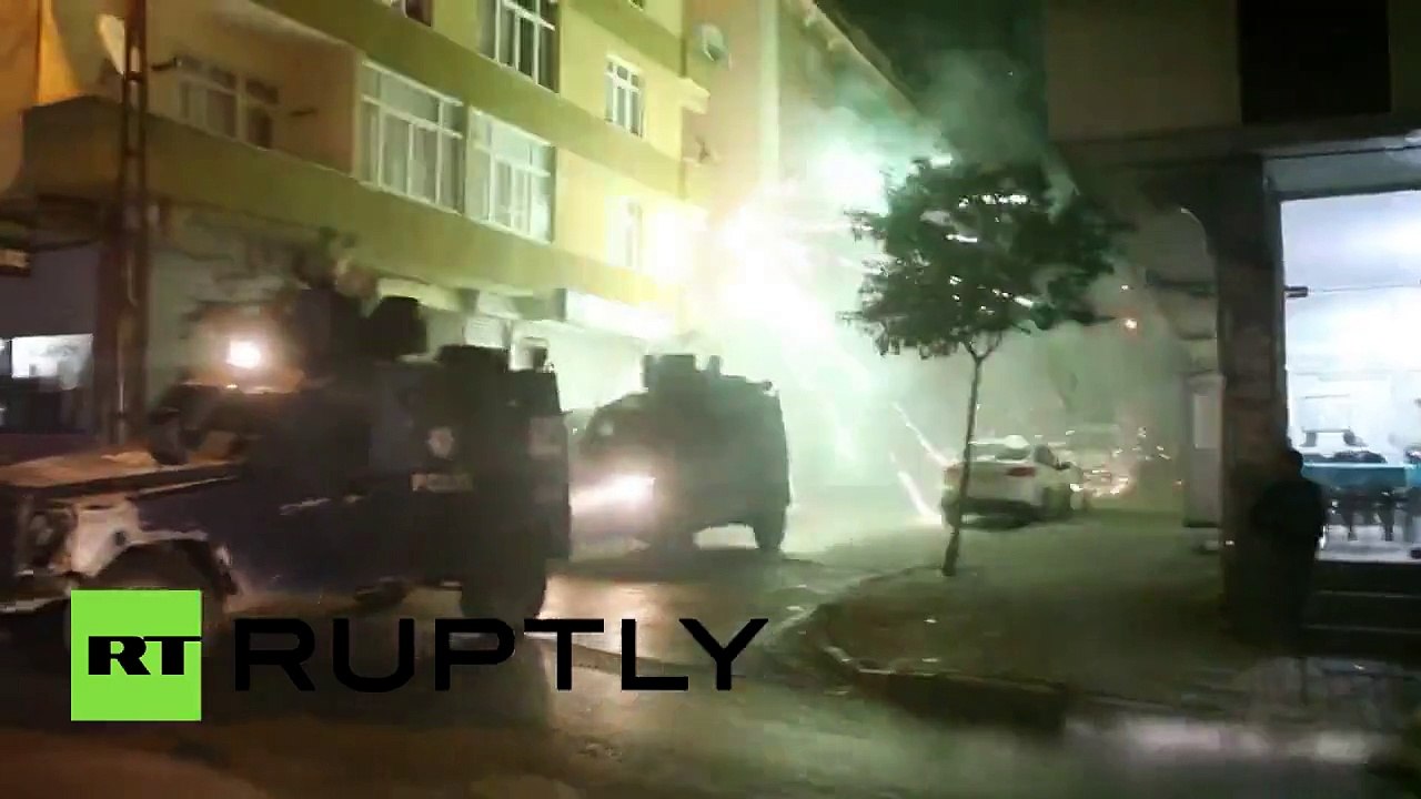 Des feux d'artifice lancés à la police turque pendant une démonstration de force pro-kurde à Istanbul