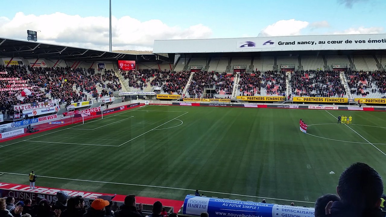 Minute d'applaudissements en hommage aux victimes des attentats de Paris